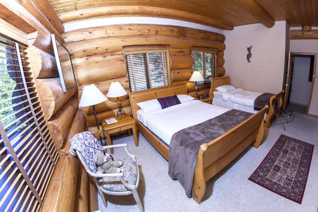 The Log House Inn Pemberton Exterior photo