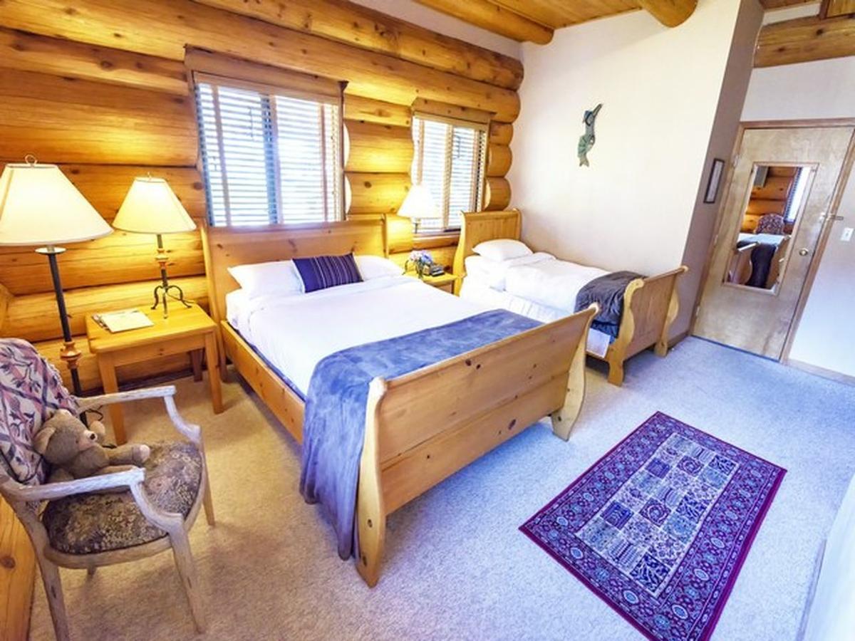 The Log House Inn Pemberton Exterior photo