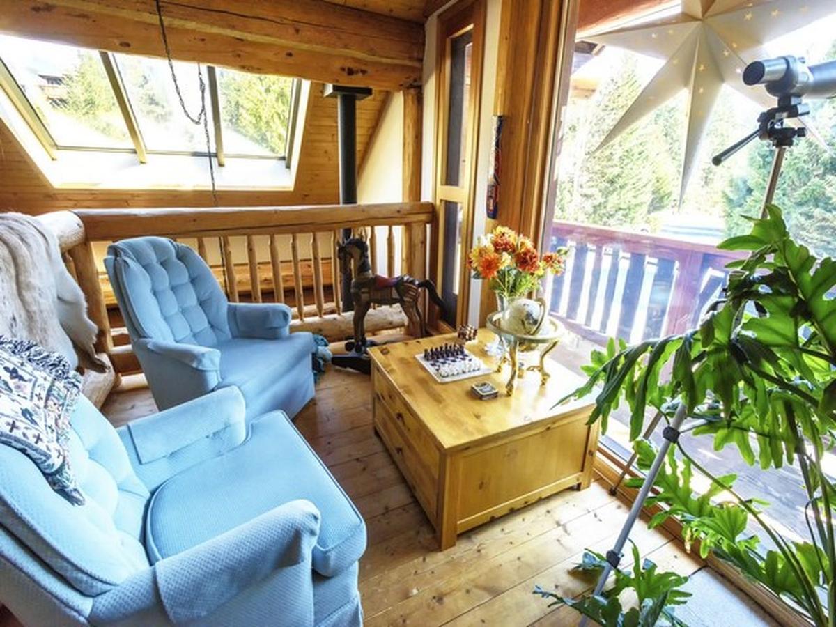 The Log House Inn Pemberton Exterior photo