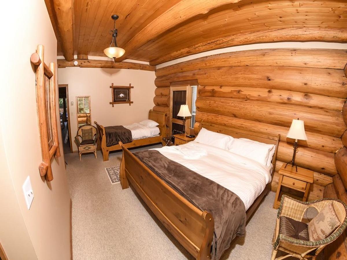 The Log House Inn Pemberton Exterior photo